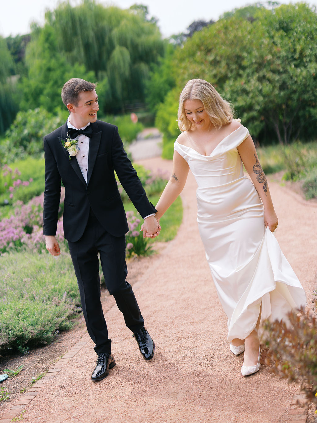 Elegant and romantic late summer Chicago garden estate wedding