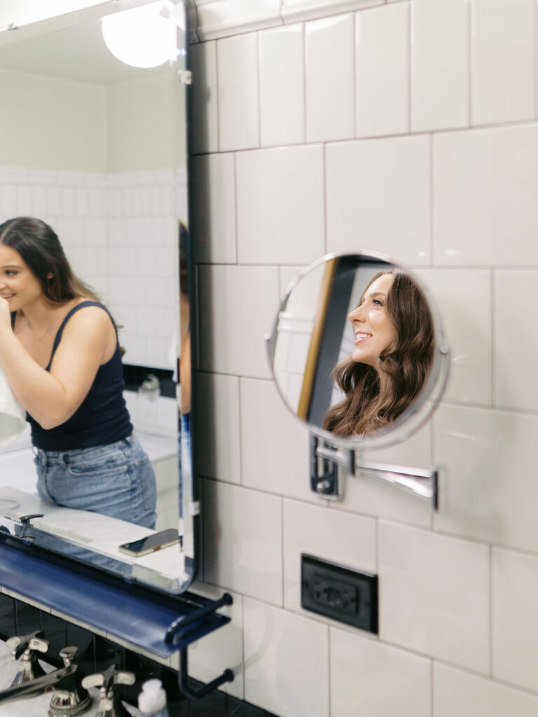 bridesmaids getting ready at university club of chicago wedding photos