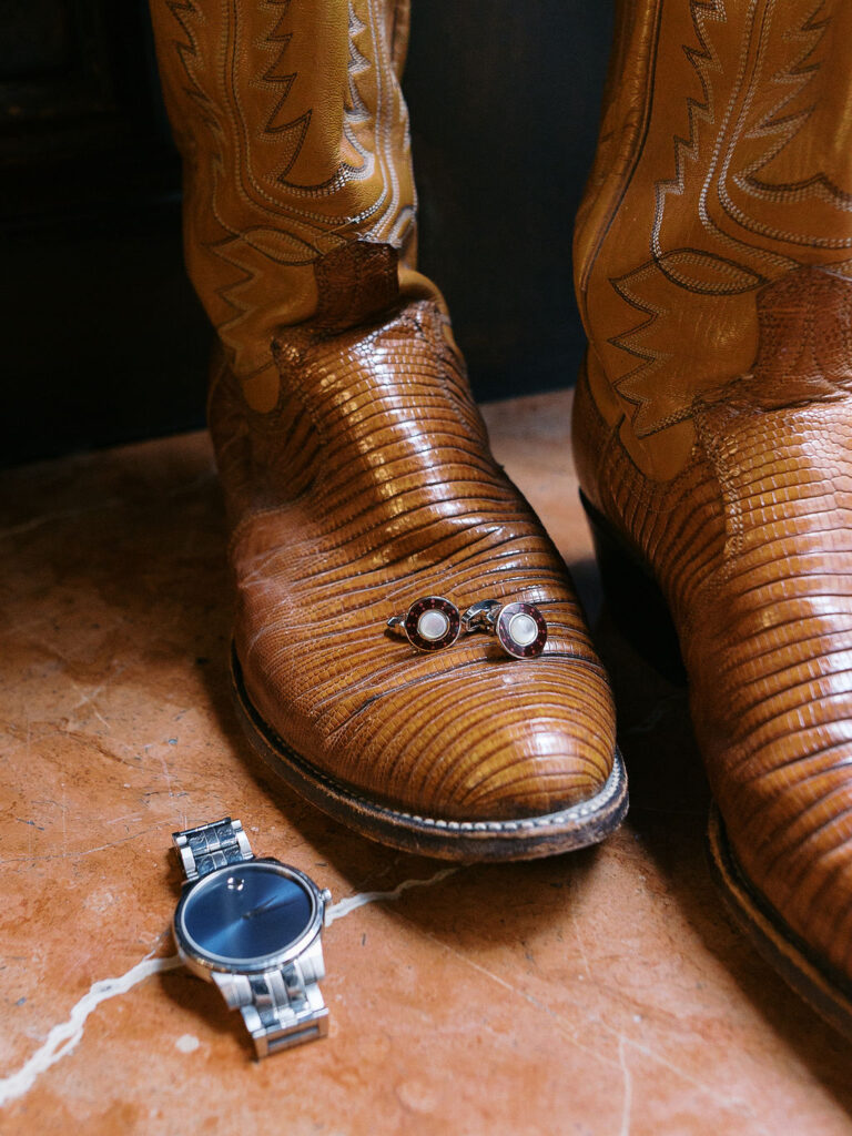 groom details at university club of chicago wedding photos