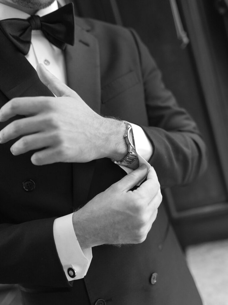 groom getting ready at university club of chicago wedding photos