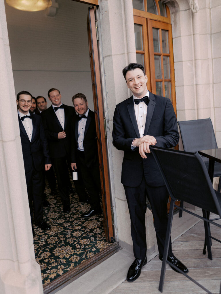 groom and groomsmen getting ready at university club of chicago wedding photos