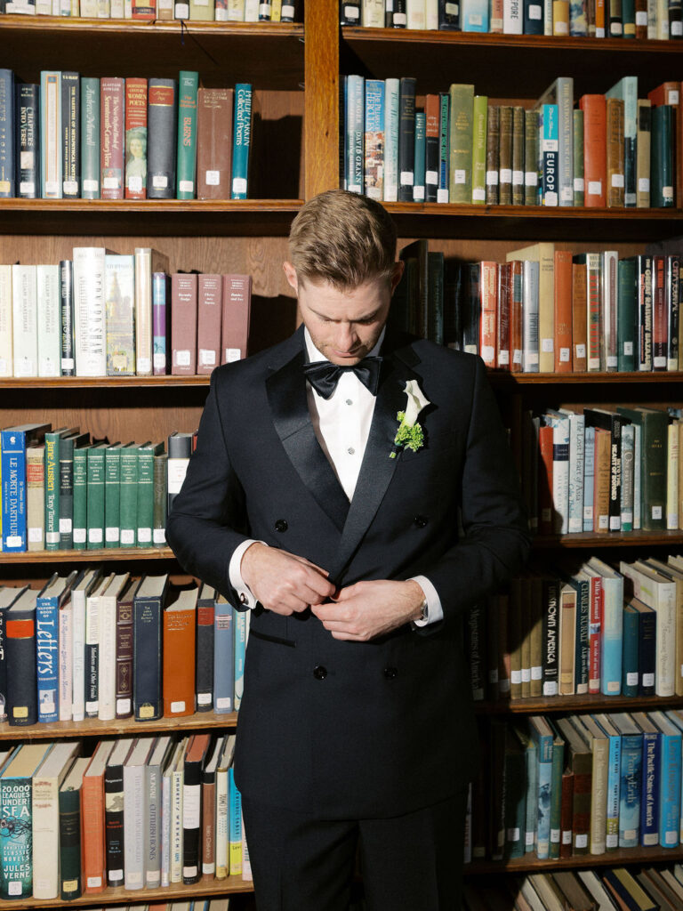 groom getting ready at university club of chicago wedding photos