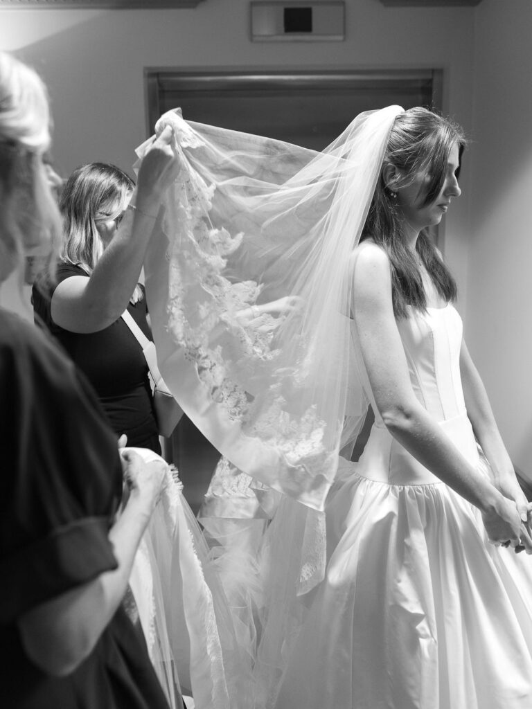 bride getting ready at university club of chicago wedding photos